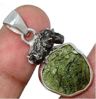 Colgante de plata de ley 925 en bruto de moldavita y meteorito natural de la República Checa Foto 1 de 3