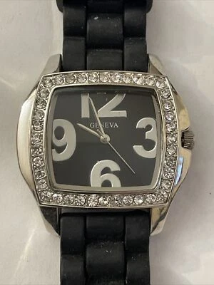 RELOJ GINEBRA NEGRO PARA MUJER BISEL CON JOYAS CORREA DE SILICONA DETALLES PLATEADOS ¡PERFECTO! Foto 1 de 4