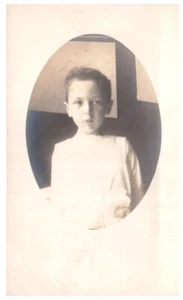 KLEINER JUNGE ODER EIN MÄDCHEN.VTG ECHTFOTO POSTKARTE RPPC*D12 - Bild 1 von 2