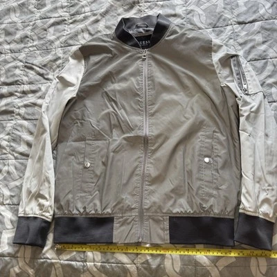 Chaqueta Guess Gris Grande Hombre Estampado Manga Dos Tonos Ver Fotos Foto 1 de 4