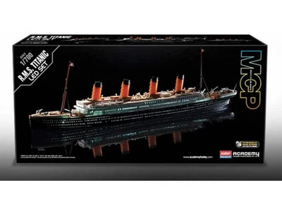 KIT MODELLINO BARCA NAVE ACADEMY RSM TITANIC + LED SET STATIC MODEL SCALA 1:700 - Immagine 1 di 4