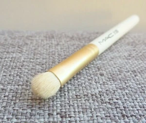 1x MAC 213 SE Fluff Eye Shadow Brush, Travel Size, Brand New! 100% Genuine!! - Picture 1 of 6