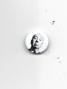 Alfred Hitchcock - Button Badge - 2.5cm dia. - NEW - UK FREEPOST - Picture 1 of 1