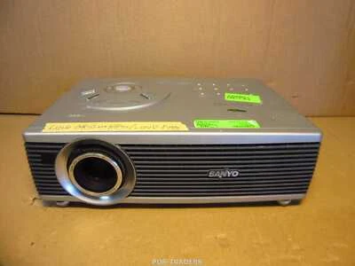 Sanyo PLC-SW30 Projector Beamer SVGA 3LCD 1250 LUMENS - Loud fan - Excl remote - Bild 1 von 3