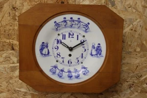 Antike Pfeilkreuz Wanduhr Pendeluhr mit 8 Tage Werk und Emailschild Zifferblatt - Bild 1 von 1