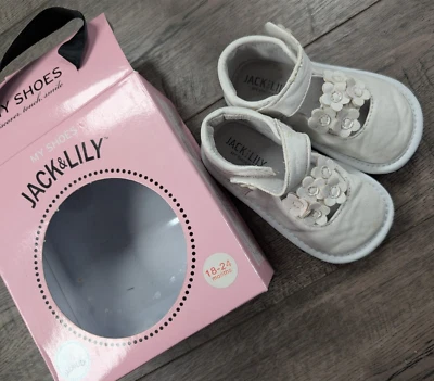 Roupas para bebê menina Jack & Lily tamanho 18-24 meses flor branca sapatos Mary Jane - Imagem 1 de 4