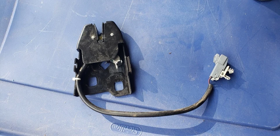 Saturn Sky 2006-2010 \ Pontiac Solstice maletero cierre OEM 25856034 Foto 1 de 1