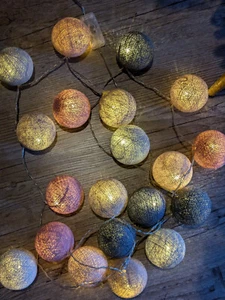 Lichterkette mit Stoffkugeln - Bild 1 von 2