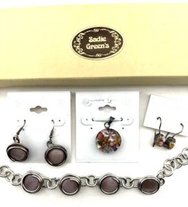 SADIE GREEN'S Set Pressglas Ohrringe Anhänger rosa Glas Armband Set NEU - Bild 1 von 18