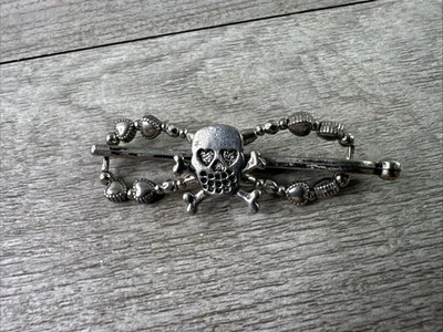 Pinza de pelo flexible Lilla Rose X pequeña calavera y huesos cruzados tono plateado Foto 1 de 4
