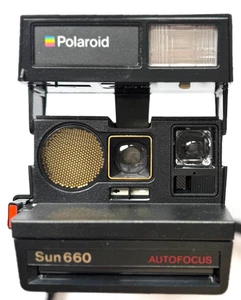 EXCELENTE CÁMARA DE PELÍCULA INSTANTÁNEA DE ENFOQUE AUTOMÁTICO POLAROID SUN 660 ORIGINAL Y CORREA PARA EL CUELLO - Imagen 1 de 7