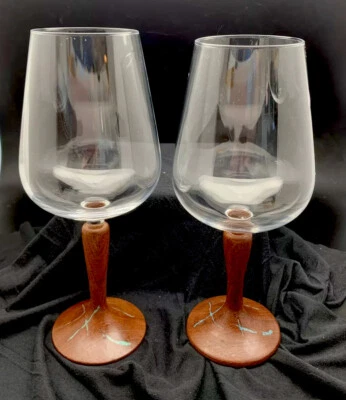 Únicas copas de vino hechas a mano con vástago de madera con incrustación turquesa firmadas Foto 1 de 4