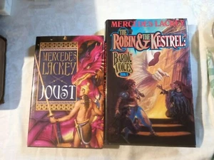2 x Mercedes Lackey Fantasy Novels 'Joust' & 'The Robin & The Kestrel' HBs / DJs - Foto 1 di 8