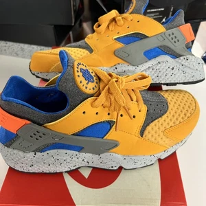 Nike Air Huarache Run SE Talla 9.5 Hoja Dorada Azul Coblat Naranja Mowabb Paquete ACG - Imagen 1 de 9