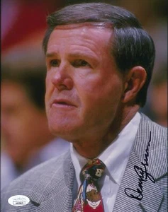 Foto autografiada de 8x10 de Denny Crum de Louisville JSA 179848 - Imagen 1 de 2
