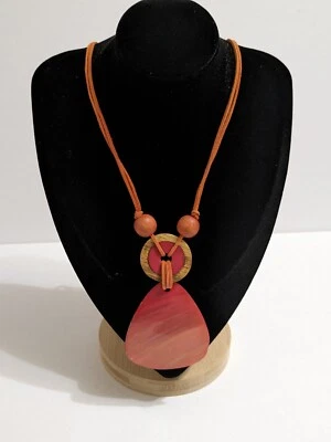 Collar con cordón de cuero melocotón colgante de cuentas de madera y concha pintada. 25". Playa/BOHO Foto 1 de 4