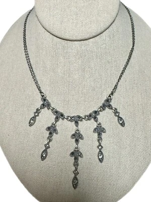 Collar de marcasita floral colgante flor tono plata Napier Foto 1 de 4