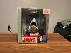 McFarlane Movie Maniacs "Jaws" Figura 50° Anniversario Jaws Movie Maniacs NUOVO  - Foto 1 di 4