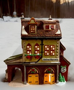 Dept 56 Dickens Heritage Village “Hather Harness” #58238 Caja y Luz Como Nueva - Imagen 1 de 9