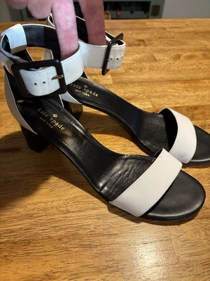 KATE SPADE Talla 10 Tirantes Punta Abierta Bloque Tacón Blanco y Negro Silencioso Lujo Foto 1 de 4