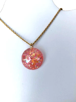 Colgante de ópalo: Sherbet rosa fuego 28 mm resina ópalo en acero inoxidable 18 quilates GP Foto 1 de 4