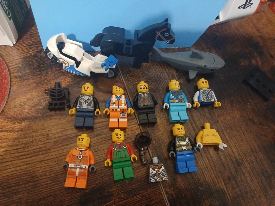 LEGO CITY MINIFIGURE & ACCESSORY LOT  INDIVIDUAL FIGS  - Image 1 of 4