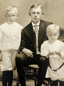 Echtes Foto Postkarte Blond Jungen Brüder 3 Geschwister Kinder kurze Hose c1910 - Bild 1 von 5