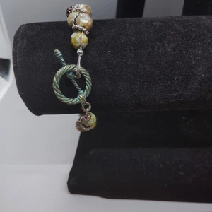 Handgefertigtes Armband grüne & braune Perlen, Silberringe Ring/Stabverschluss 7,5 Zoll - Bild 1 von 4