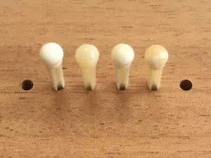 Pasadores de puente para guitarra acústica tenor, hueso, ranurados, sin punto - Imagen 1 de 1
