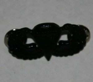 ALA DE PARACAÍDAS BÁSICA DE METAL NEGRO DEL EJÉRCITO DE ESTADOS UNIDOS EDICIÓN ACTUAL VIETNAM TIPO EE. UU. - Imagen 1 de 2