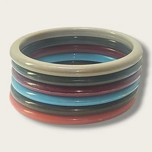 Pila de 6 pulseras brazaletes de plástico vintage - Imagen 1 de 7