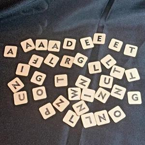 Anagrams Letters Vintage 2 cm Thin Pressed Cardboard Rounded Corners lot of 37 - Bild 1 von 6