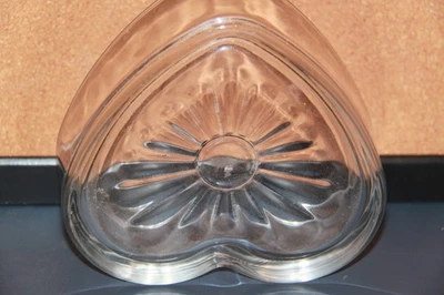 Libby Heart ~ 形状透明玻璃糖果碗 ~ 花样图案浮雕底部 — 第 1/4 张图片