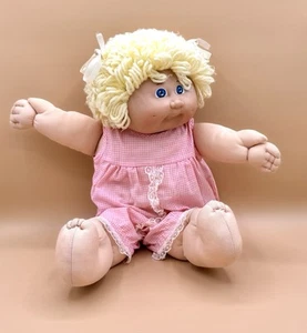 Muñeca Cabbage Patch Kids 1972 1982 pelo rubio ojos azules chupete-Hong Kong - Imagen 1 de 6