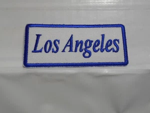 NUEVO PARCHE BORDADO COSER/PLANCHAR SOBRE NOMBRE AZUL SOBRE BLANCO DE LOS ANGELES - Imagen 1 de 2