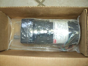 DAYTON 9L122 GEARMOTOR ,1/10 HP , RPM 127, 230 V , TOR 46 IN.LB , 10.5:1 , 50 HZ - Picture 1 of 2