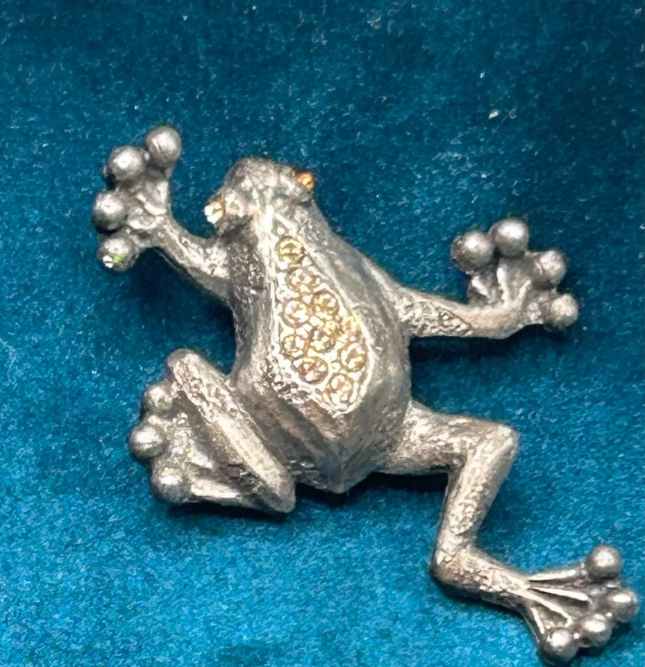 Pin de Peltre Colgante Rana Árbol con Cristales Color Dorado Firmado Mary Demarco 1 7/8" Foto 1 de 4