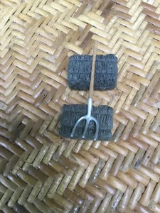 SCHLEICH lotto 2 balle di fieno di paglia e un forcone accessori fattoria cavalli - Foto 1 di 6