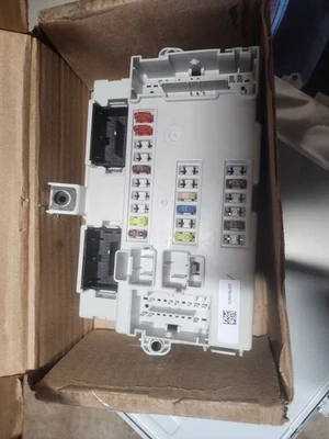 2014 吉普切诺基车身控制模块 BCM 正品原始设备制造商 68141880AH — 第 1/3 张图片