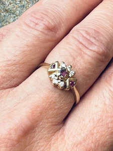 14 Karat Plumb Gold Ring 3 Rubine 6 Diamanten 3 Gramm Antik Styling Signiert Größe 7 - Bild 1 von 9
