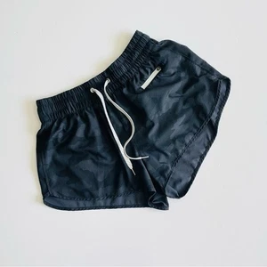 Vuori SMALL Clementine 2.0 camo print midrise athletic women's shorts - Picture 1 of 6