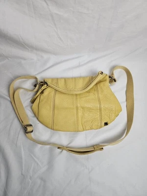 Cartera Hobo Bandolera de Hombro con Solapa de Cuero Guijarro Amarillo The Sak Deena Foto 1 de 4