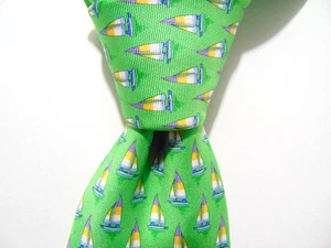 Cravatta uomo Brooks Brothers 100% seta verde nautica stampa barca a vela - Foto 1 di 6
