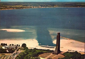 AK: Ostseebad Laboe – Marine-Ehrenmal mit Blick auf das Olympia-Zentrum in Schil - Bild 1 von 2