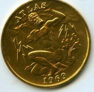 Mardi Gras Doubloon Krewe of Atlas 1974 Aluminum Gold - Imagen 1 de 2