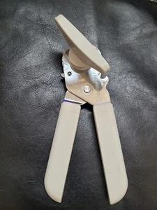 Pampered Chef manueller Sicherheits-Dosenöffner mit glatter Kante #2758 weiß wird nicht mehr hergestellt - Bild 1 von 5