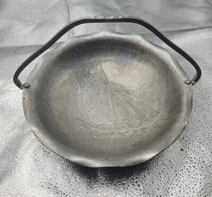 Bandeja para cesta de aluminio forjado a mano con diseño de mango de envío - Imagen 1 de 6