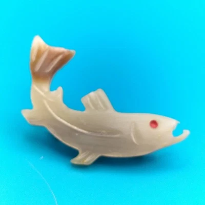 Broche de pez estilizado tallado arte concha ojo rojo decoración náutica costera Foto 1 de 4