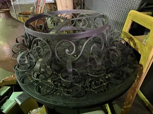 Antico espositore fioriera da appendere in ferro battuto nero larghezza 27” x alto 9” - Foto 1 di 5