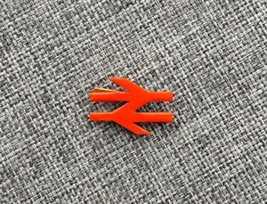 BRITISH RAIL TRAIN RAILWAY DOUBLE ARROW VINTAGE BADGE - Picture 1 of 2